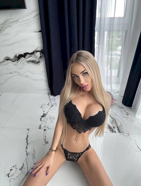 Lingerie-clad OnlyFans babe Eliasa A teasing with her sexy cleavage