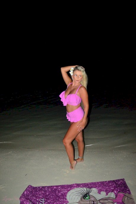 Curvy UK blonde Lycia Sharyl gets totally naked during outdoor action at night