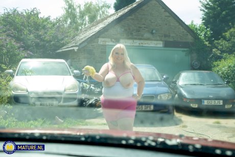 Middle-aged blonde woman displays her massive ass after washing her car - Photo 11