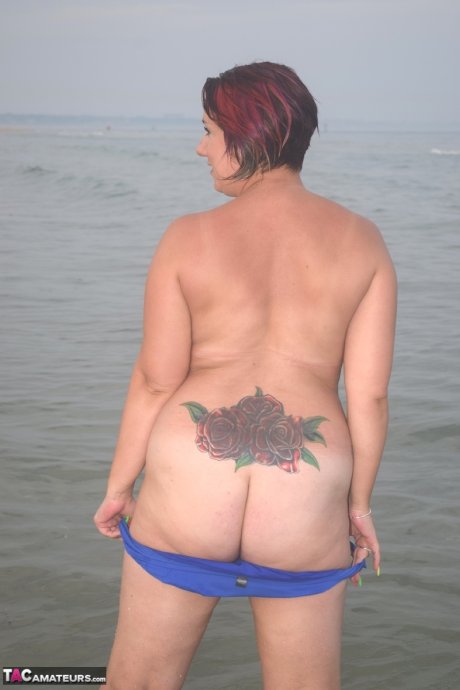 Amateur solo girl exposes herself while changing her attire at the beach