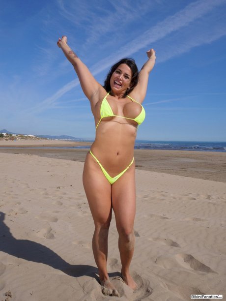 Curvy girl Chloe Lamour sets her big fake tits free of a bikini at the beach