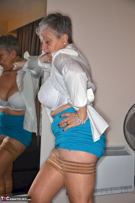 Hot granny Savana spreading wide open in cotton panties to flash mature pussy