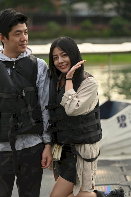 Asian teen Song Yuchuan gets her twat filled in lingerie after a city walk - Photo 2