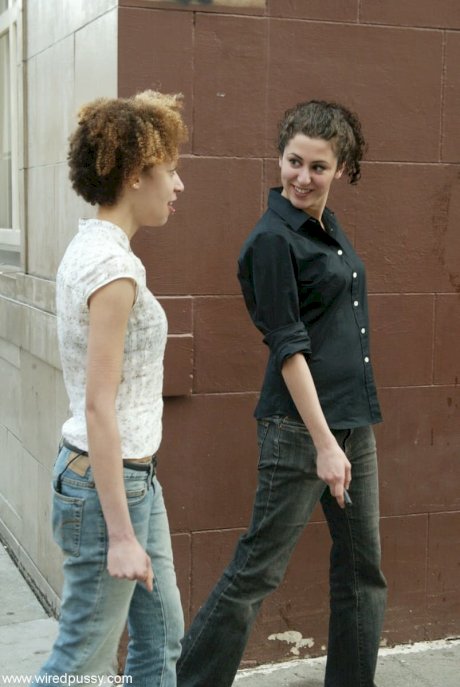 Jamie is masturbated with an electrical toy by a lesbian while out for a walk - Photo 12