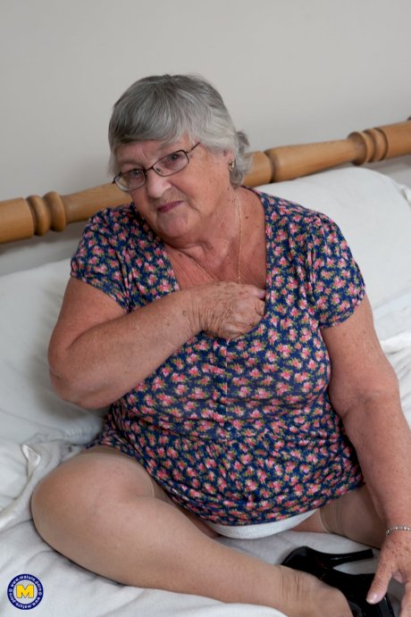 Fat granny with eyeglasses Libby strips naked and fucks a sex toy - Photo 2
