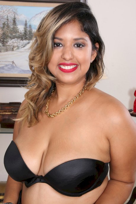 Chubby Latina Jamie Hernandez unveils her big saggy tits & her furry muff