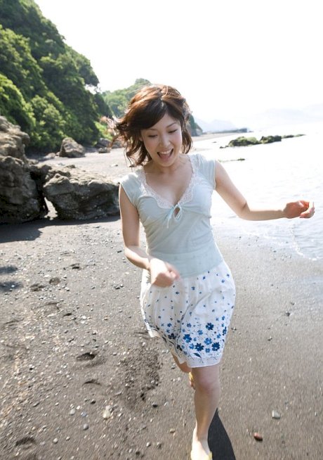 Young Japanese girl Saki Koto exposes her tits and ass at the beach