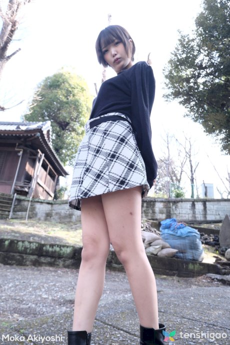 Cute Asian babe Moka Akiyoshi sucks a dick and rides it in the morning - Photo 2