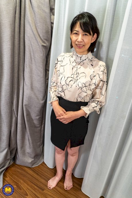 Short mature Japanese mom Yoshiko Kitano undresses and poses butt naked
