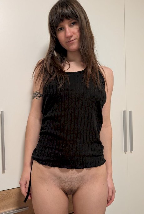 Teen amateur Katie Noir changes her top while showing her naked pussy - Photo 8