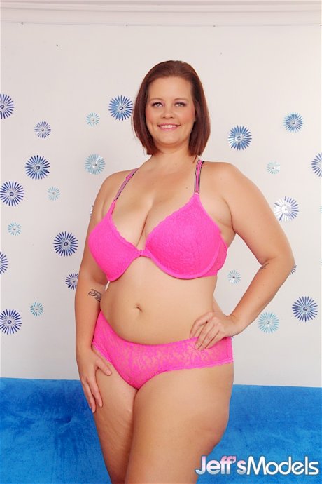 Fat white girl Amanda Foxxx loosing big tits from bra on way to posing nude
