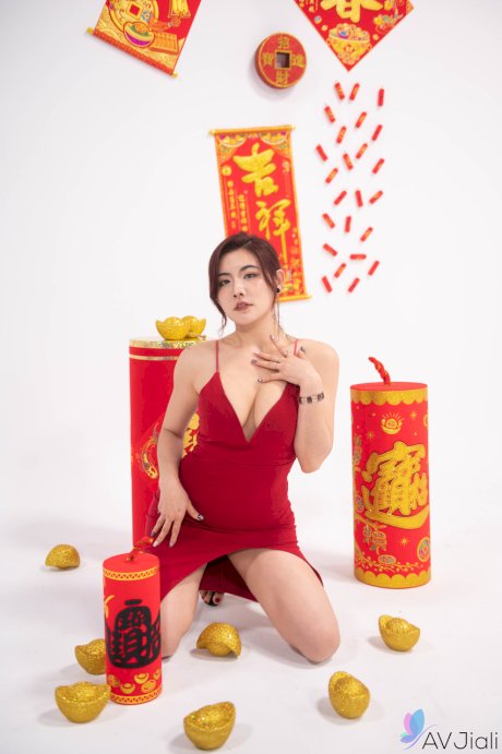 Chinese hottie with big tits & ass Li Zhiyan enjoys a New Year fuck