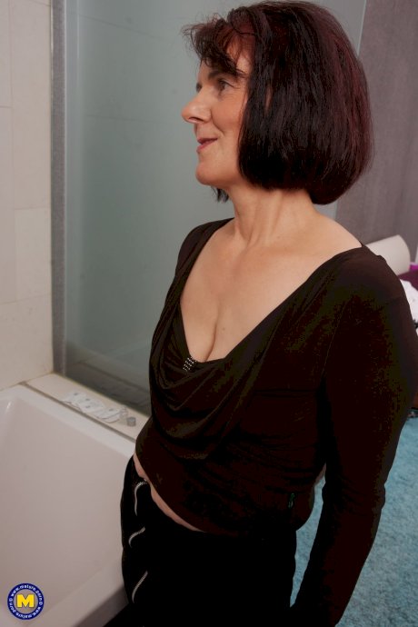 Old & young lesbians Isia & Mindy lick each other's horny pussy after a shower - Photo 5