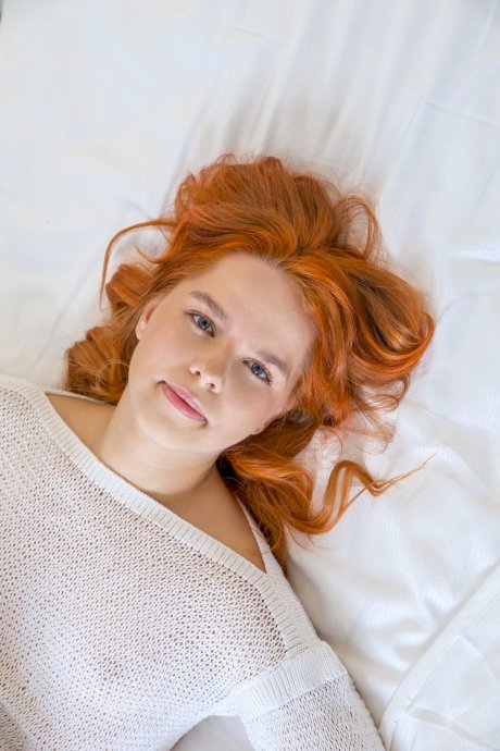 Pale redhead makes her nude modeling debut after scooping up some snow - Photo 7