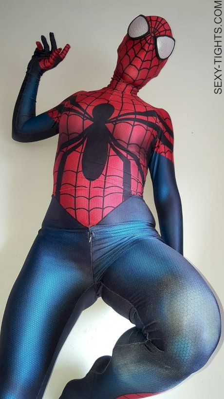 Cosplayer shows off her tight booty in a Spiderman costume on her bed
