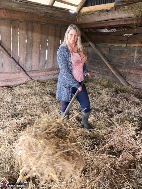 Overweight amateur Sweet Susi strips naked while forking hay in a mow