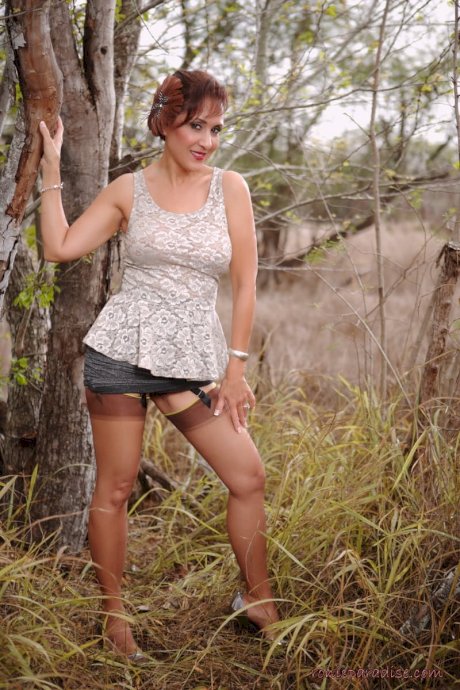 Mature pinup model Roni Ford kicks off pumps wearing retro lingerie in woods - Photo 3