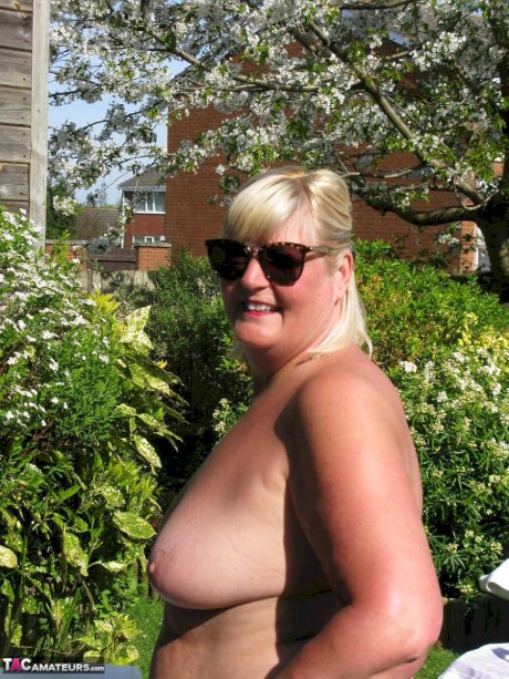 Fat mature woman Chrissy Uk sucks a dick after making her nude debut in a yard