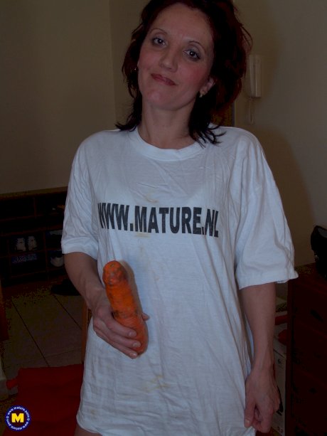 Mature amateur Jutka sticks a fat carrot in her pussy before getting peed on