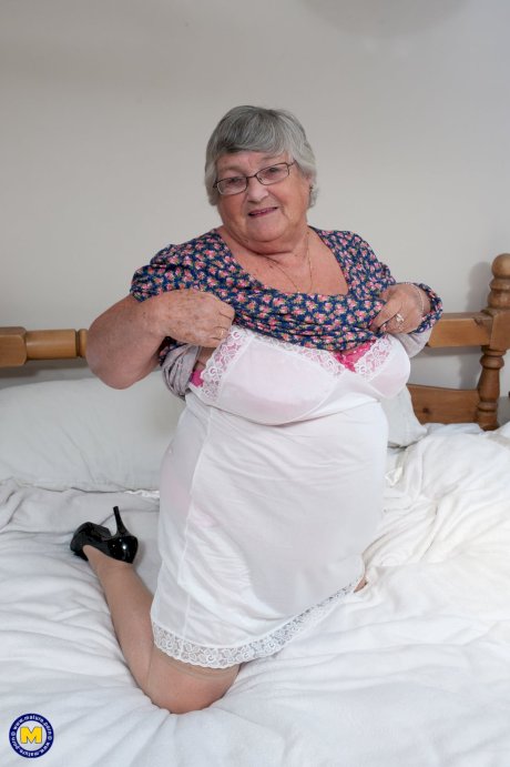 Fat granny with eyeglasses Libby strips naked and fucks a sex toy - Photo 3