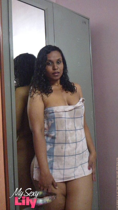Indian plumper Lily Singh shows her bare ass and natural tits afore a mirror