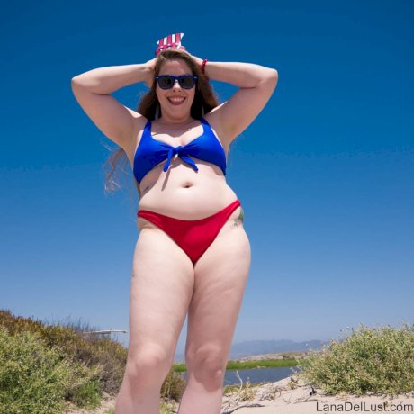 Chubby seductress Lana Del Lust unveils her curves on a sandy beach - Photo 14