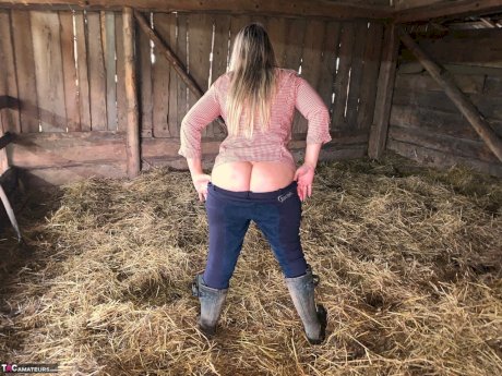 Overweight amateur Sweet Susi strips naked while forking hay in a mow