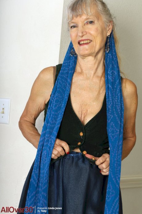 Blonde granny Linda Jones unveils her saggy tits and her shaved pussy - Photo 2