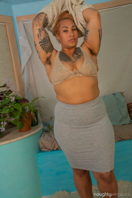 Chubby ebony with tattoos Valentine Von Bettie undresses and masturbates
