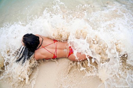 Busty babe Simon Kitty shows her big tits wearing a sexy bikini at the beach
