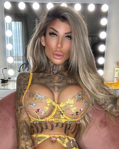 Inked amateur bombshell Jacky posing in her exotic yellow lingerie