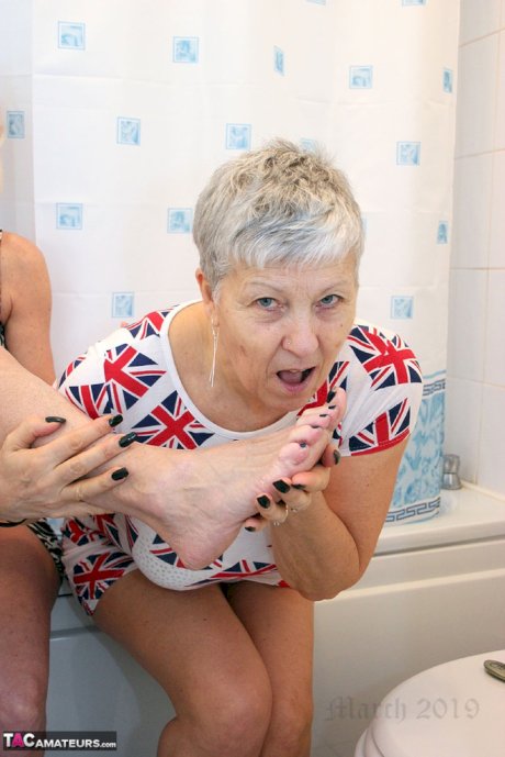Old lesbians lick each other feet before getting into the tub together