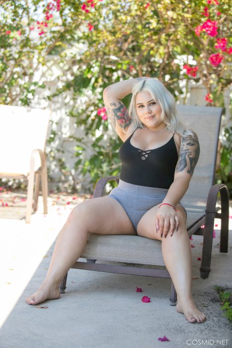 Blonde BBW with tattoos Blondie Franklin exposes her fat ass as she undresses