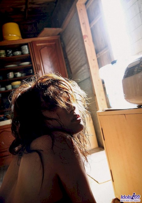 Japanese teen Nao Yoshizaki strikes great solo poses wherever she's at - Photo 15