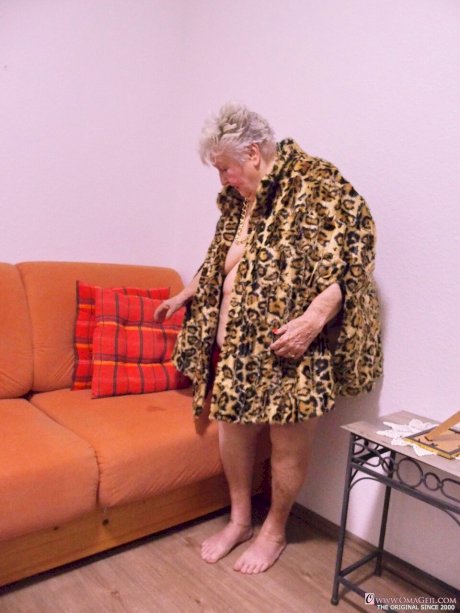Oma Geil starring Apassionaria Sex Photos