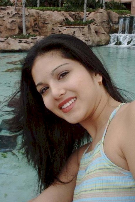 Indian MILF with natural tits Sunny Leone flashes her delicious ass outdoors