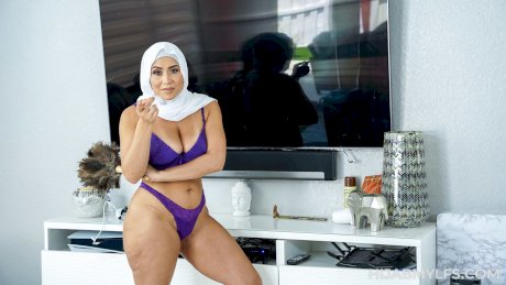 Curvaceous Latina MILF Carmela Clutch unveils her ass & big tits before sex