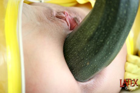 Brunette chick shows her gaped anus after a vegetable insertion