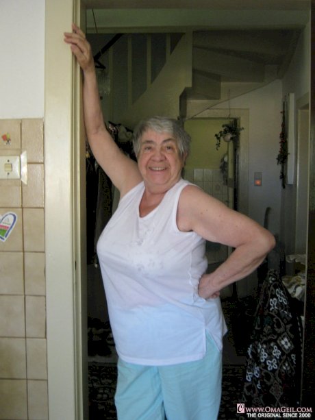 Solo lady Kolandrina tries her hand at being a nude model before she turns 100 - Photo 1