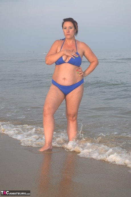 Amateur solo girl exposes herself while changing her attire at the beach