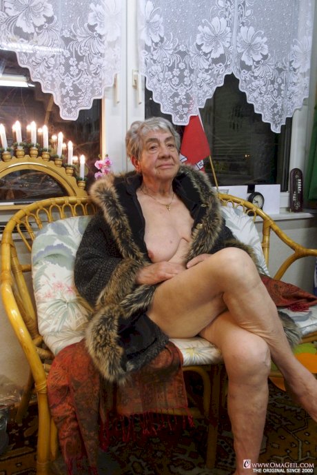 Solo lady Kolandrina tries her hand at being a nude model before she turns 100 - Photo 17