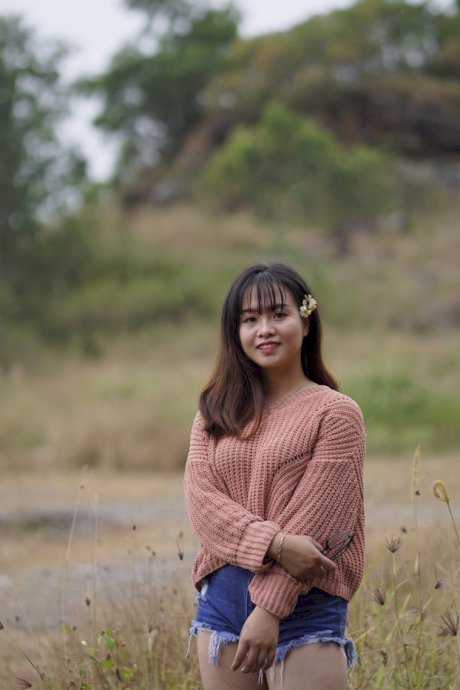 Stunning Asian babe poses in her jean shorts & sweater in public