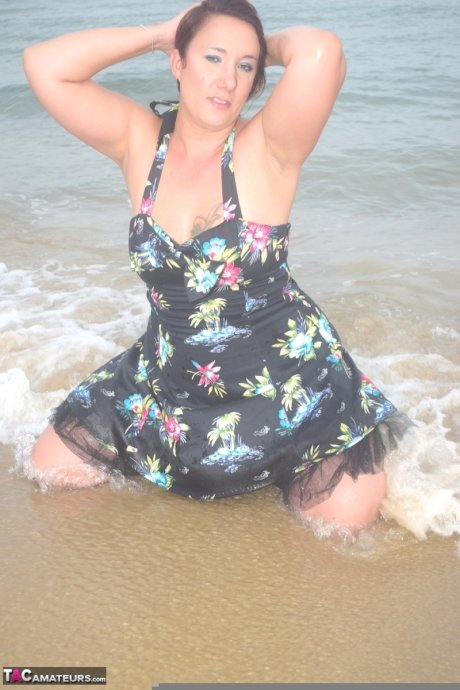 Amateur solo girl exposes herself while changing her attire at the beach