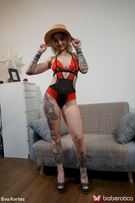Curvy babe Eva Kortez flaunts her great ass & masturbates with a dildo
