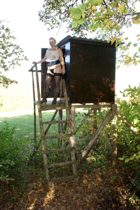 Chubby amateur European Mausibutz gives blowjob & rides cowgirl in treehouse