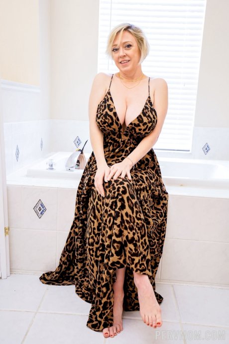 Mature PAWG Dee Williams gets her twat dicked & creampied from behind - Photo 1
