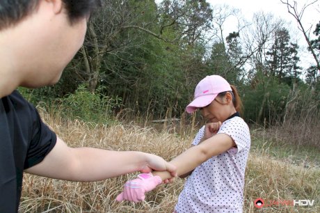 Japanese girl Nao Yuzumiya receives a mouthful of cum while giving a BJ in a fie - Photo 1