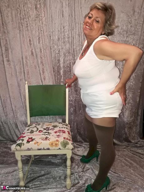 Big titted oma Caro pulls down her underwear to show her big ass in nylons