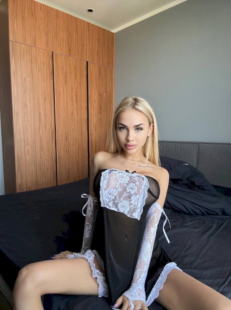 OnlyFans amateur Eliasa A strips her maid uniform & shows her curves