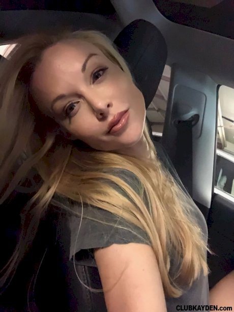 Blonde American with big tits Kayden Kross flaunts her long hard nipples - Photo 1